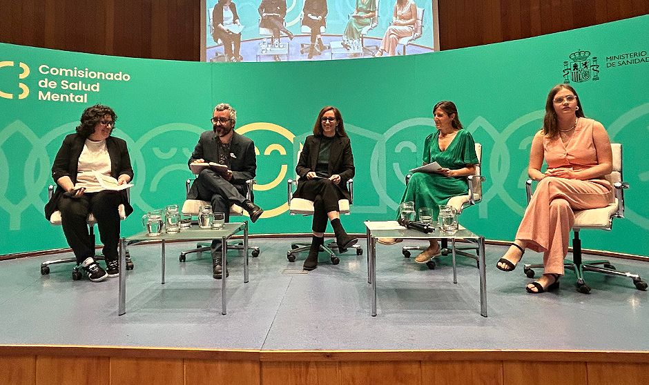 Silvia García, formadora y asesora en salud mental y discapacidad desde la experiencia en primera persona; Javier Padilla, secretario de Estado de Sanidad; Mónica García, ministra de Sanidad; Belén González, comisionada de Salud Mental; y Andrea González, presidenta del Consejo de la Juventud.