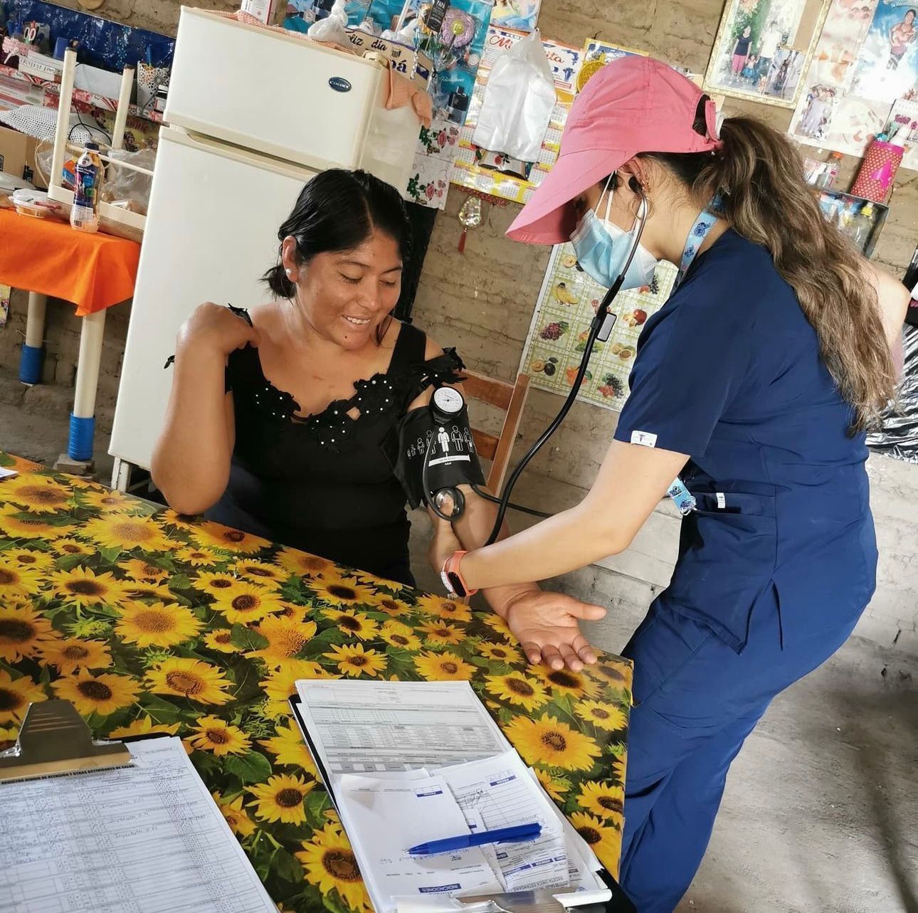 Yoe Ruiz atendiendo a un paciente durante su servicio rural en Perú.