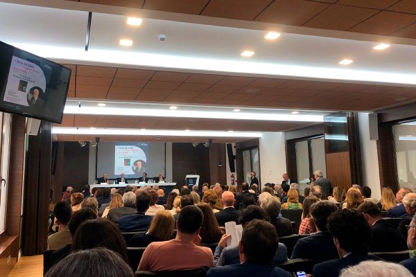 Ambiente de la sala durante la apertura de la I Feria del Libro de Cofares.