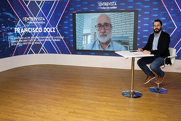 El redactor Manu Ibáñez entrevista al presidente de las XIII Jornadas Nacionales de SEDISA, Francisco Dolz.