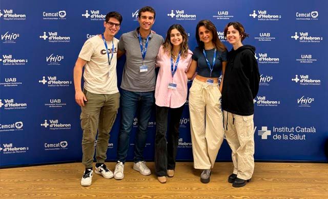 Los nuevos cuatro R1 de Cardiología del Vall d'Hebron (a la izquierda con acreditación azul) junto a una residente de primer año de Angiología y Cirugía Vascular.