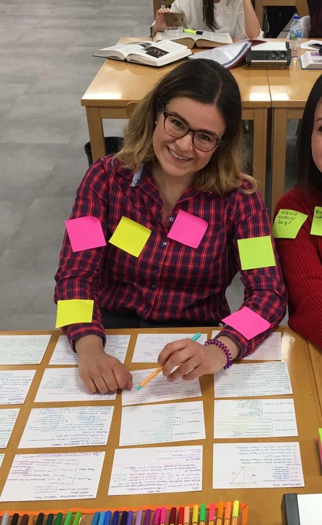 Rebeca Muñoez estudiando en la biblioteca de su facultad de Medicina.