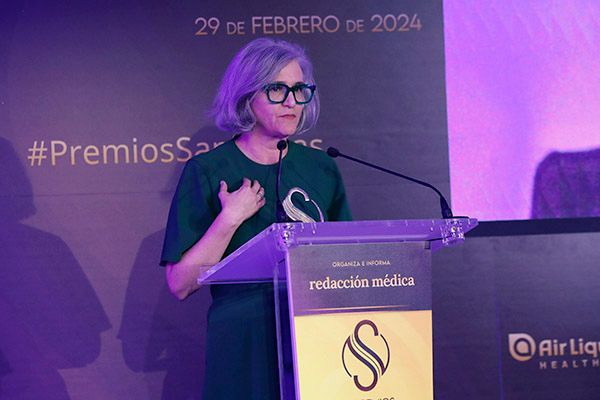 La directora gerente del Gregorio Marañón recoge su premio.