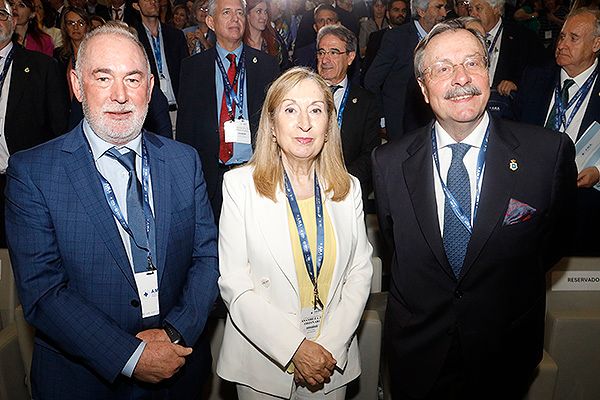 Nuevos consejeros de AMA: Francisco Mirlles, Ana Pastor y Luis Cáceres.