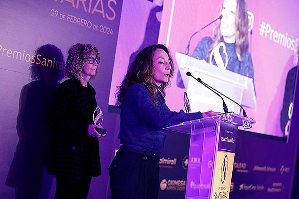 Raquel Cuevas recoge su Premio Sanitarias 2024.