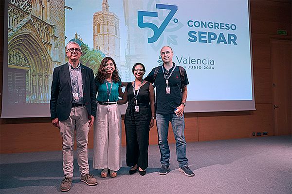  Sonia Baeza y  Jaime Signes-Costa, junto con los moderadores de la mesa.