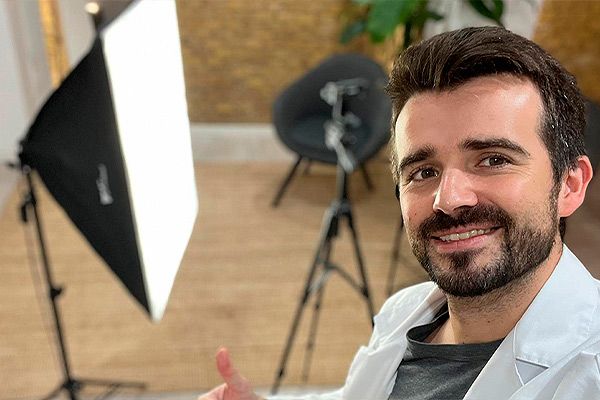 Mario Gil en su 'setup' con el que crea contenido para las redes sociales.