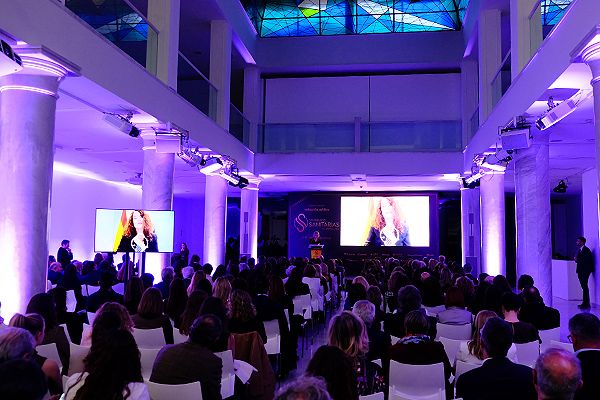 Proyección del vídeo de agradecimiento de Eva Ortega Paíno en la gala de los VII Premios Sanitarias.