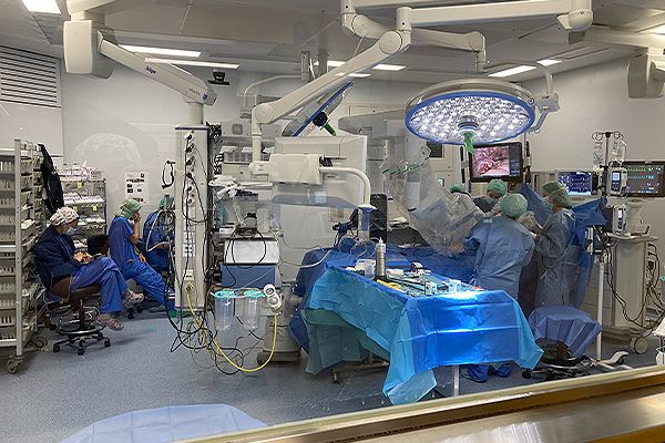Uno de los instantes durante la cirugía realizada en el Hospital Vall d'Hebrón.