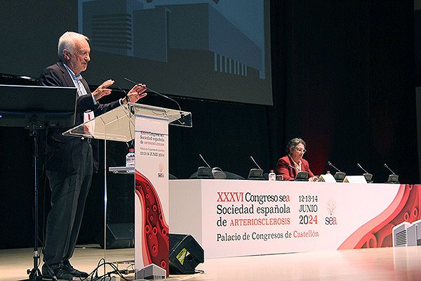 La ponencia de Ascaso ha tenido tintes emotivos, ya que ha sido en memoria de Rafael Carmena, fundador y expresidente de la SEA.