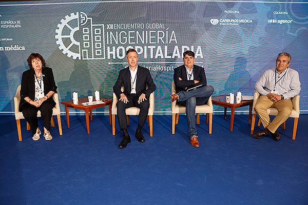 Participantes en la ponencia sobre cómo ha afectado el Plan Inveat al desempeño diario en el ámbito de la Ingeniería Hospitalaria.
