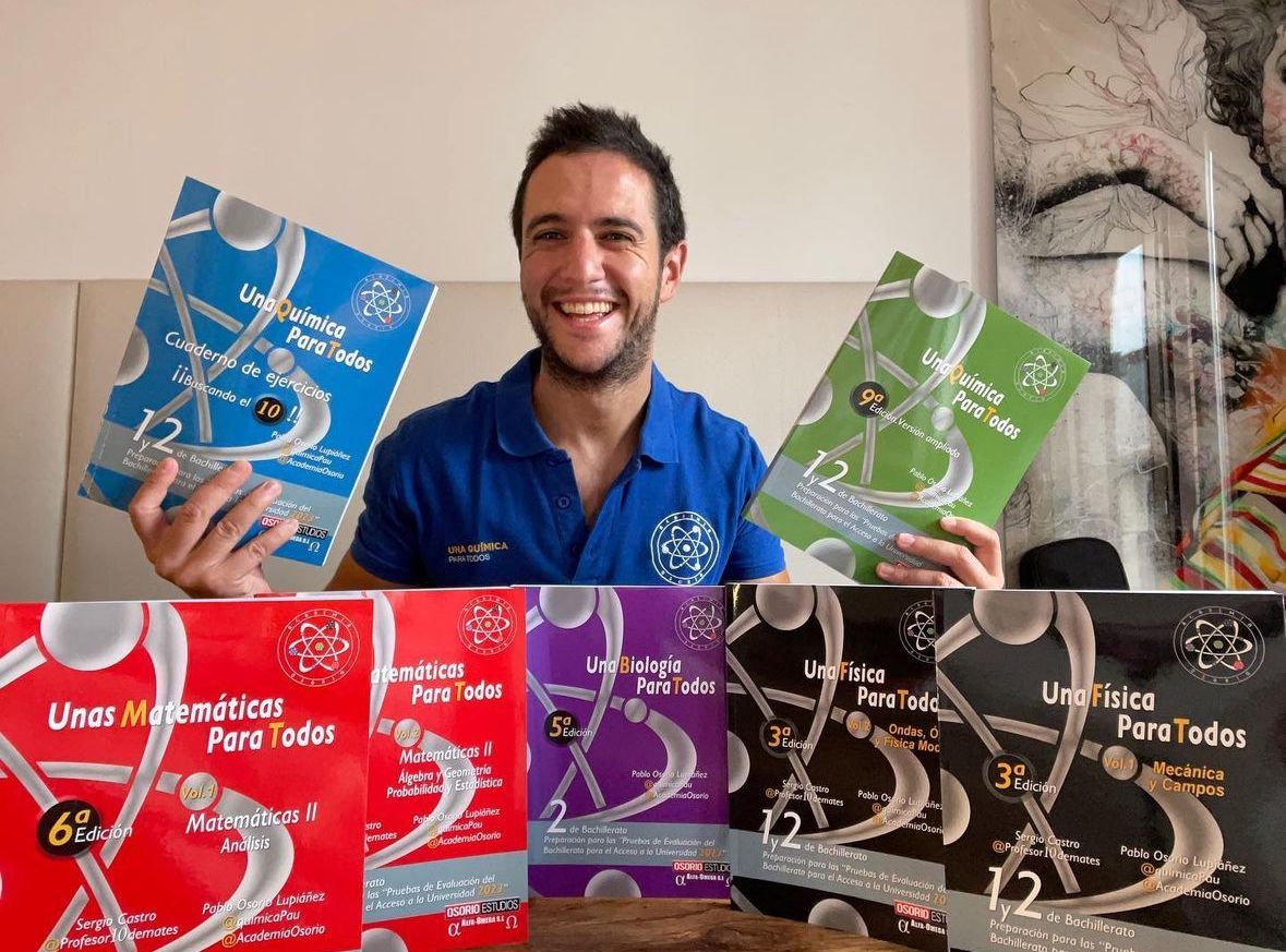 Pablo Osorio junto a sus libros publicados.
