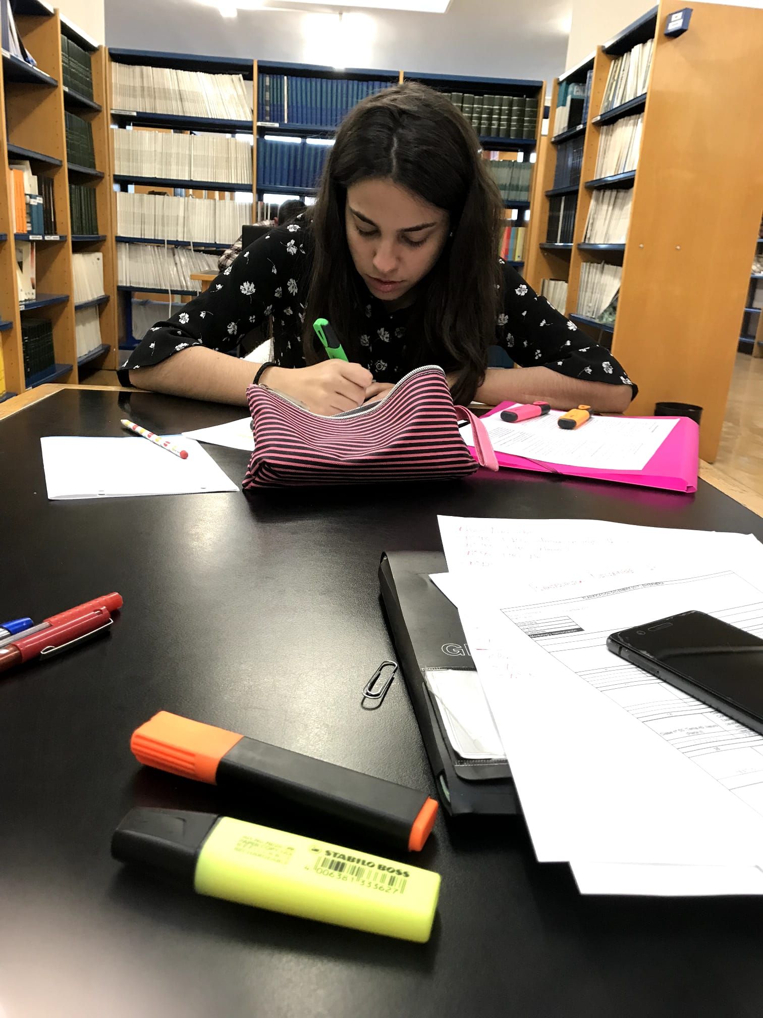 Amanda estudiando Medicina en la biblioteca.