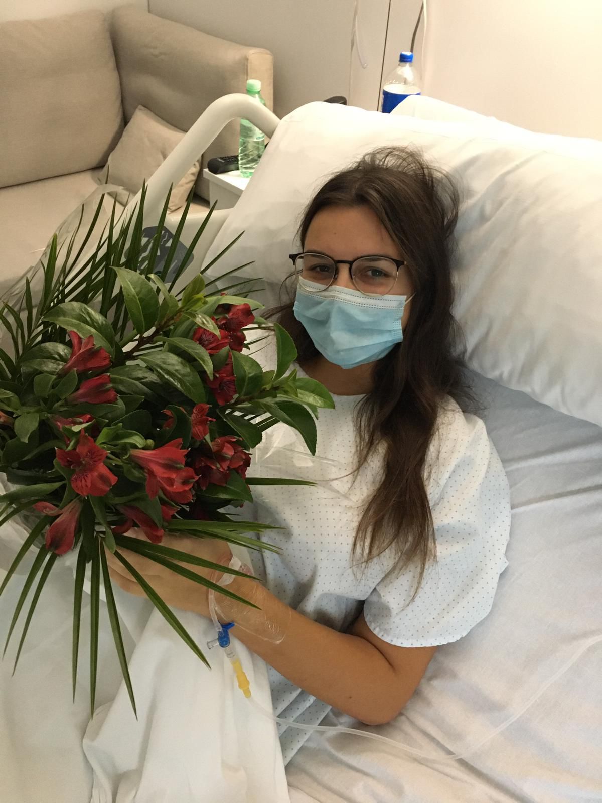 Ksenia momentos después de su primera operación.