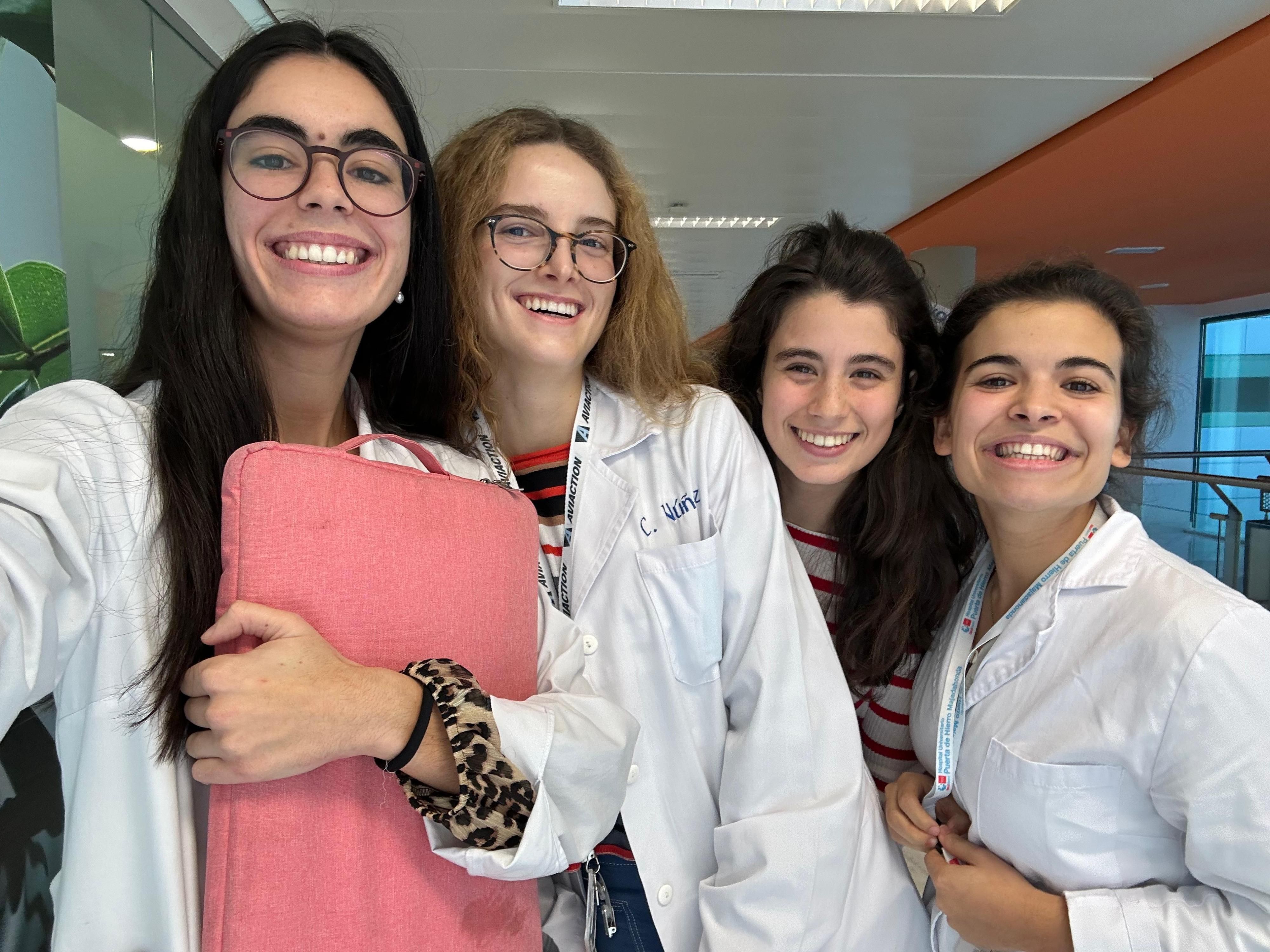 Natalia Pacheco junto a varias compañeras de la universidad.