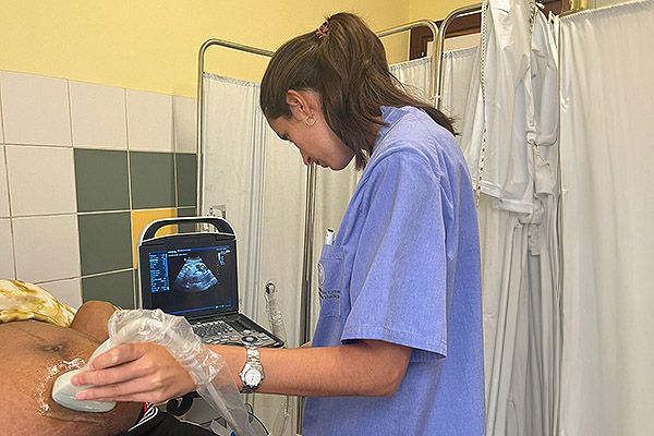 Serrano con una paciente en la unidad de Maternidad del Hospital de Monkole (Kinshasa, República Democrática del Congo).