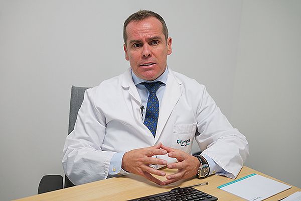 Agustín Mendiola, jefe de la Unidad del Dolor del centro médico-quirúrgico Olympia Quirónsalud, en su despacho.