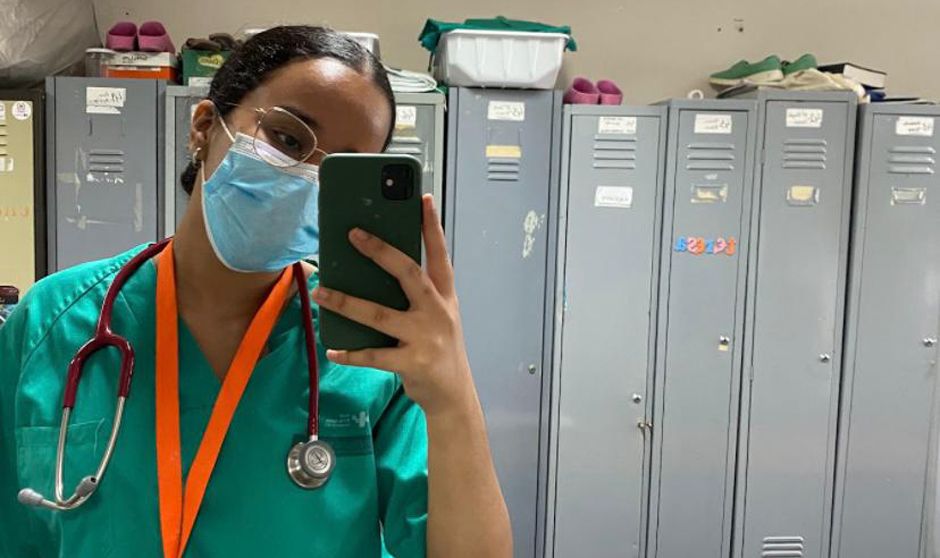 Youssra durante sus prácticas de Medicina.