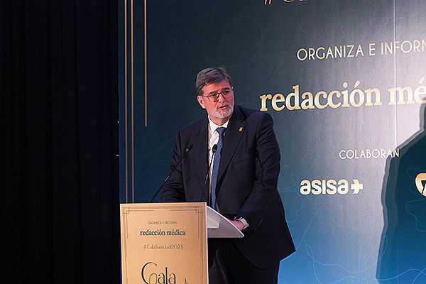 Martínez Larrea pronuncia su discurso tras recoger su galardón.