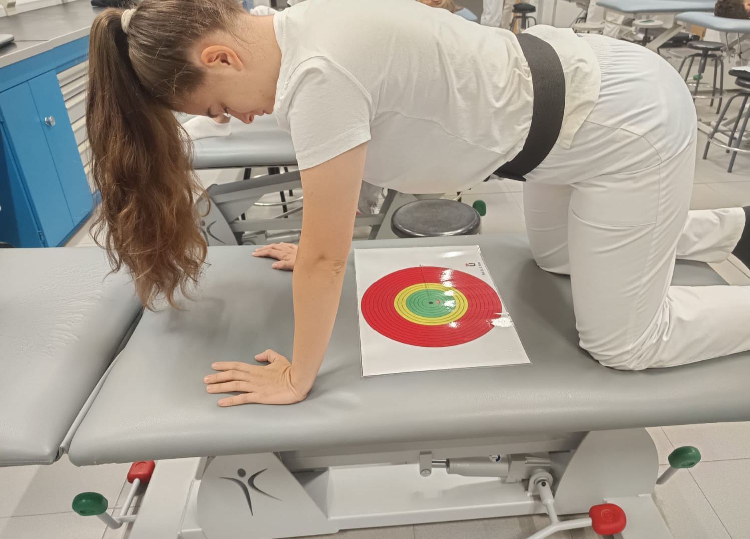 María Moreno en unas prácticas de Fisioterapia.