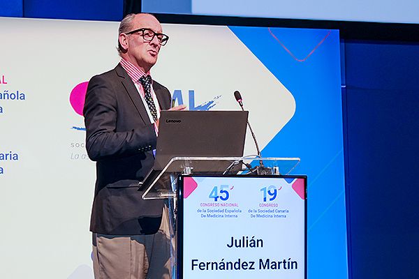  Julián Fernández Martín, especialista del Servicio de Medicina Interna del Hospital Universitario Álvaro Cunqueiro.