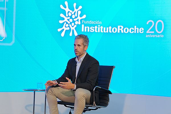 El Dr. Monreal afirma que la Medicina Personalizada de Precisión busca adaptar la medicina a cada persona en función de sus características individuales.