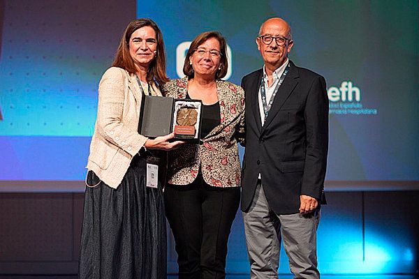 Premio para la directora del Área del Medicamento de la Generalitat de Catalunya, Ana Clopés, junto a la presidenta de SEFH, Cecilia Martínez.