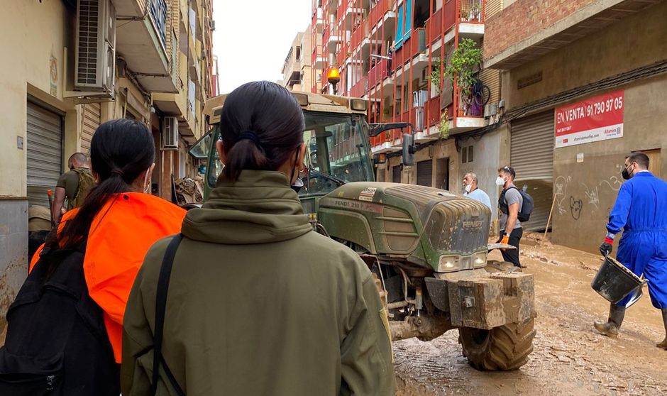 Aida Morant junto a una compañera en una de las calles más afectadas por la DANA.