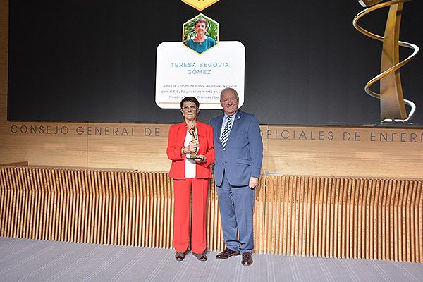 Teresa Segovia, enfermera jubilada y miembro del Comité de Honor del Grupo Nacional para el Estudio y Asesoramiento en Ulceras por Presión y Heridas Crónicas (GNEAUPP);  y Florentino Pérez Raya, presidente del Consejo General de Enfermería.