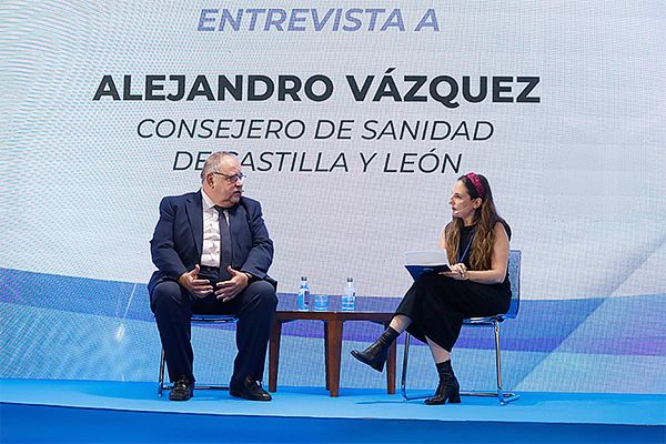  Alejandro Vázquez, consejero de Sanidad de Castilla y León y Elena González, jefa de la Sección de Especialidades de Redacción Médica.