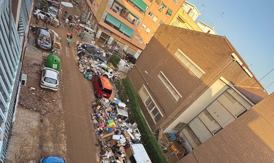 La calle donde vive Celia Martínez tras siete días del paso de la DANA.