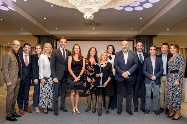 Rosa Llull recibe el premio Rosa del Mar 2024 por su contribución a la fibrosis quística. 