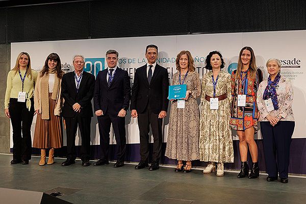 Reconocimiento al Plan Inveat en el 30º Encuentro Anual del Sector de Tecnología Sanitaria. En el centro, Jorge Huertas, presidente de Fenin, e Isabel Muñoz, directora del Ingesa.