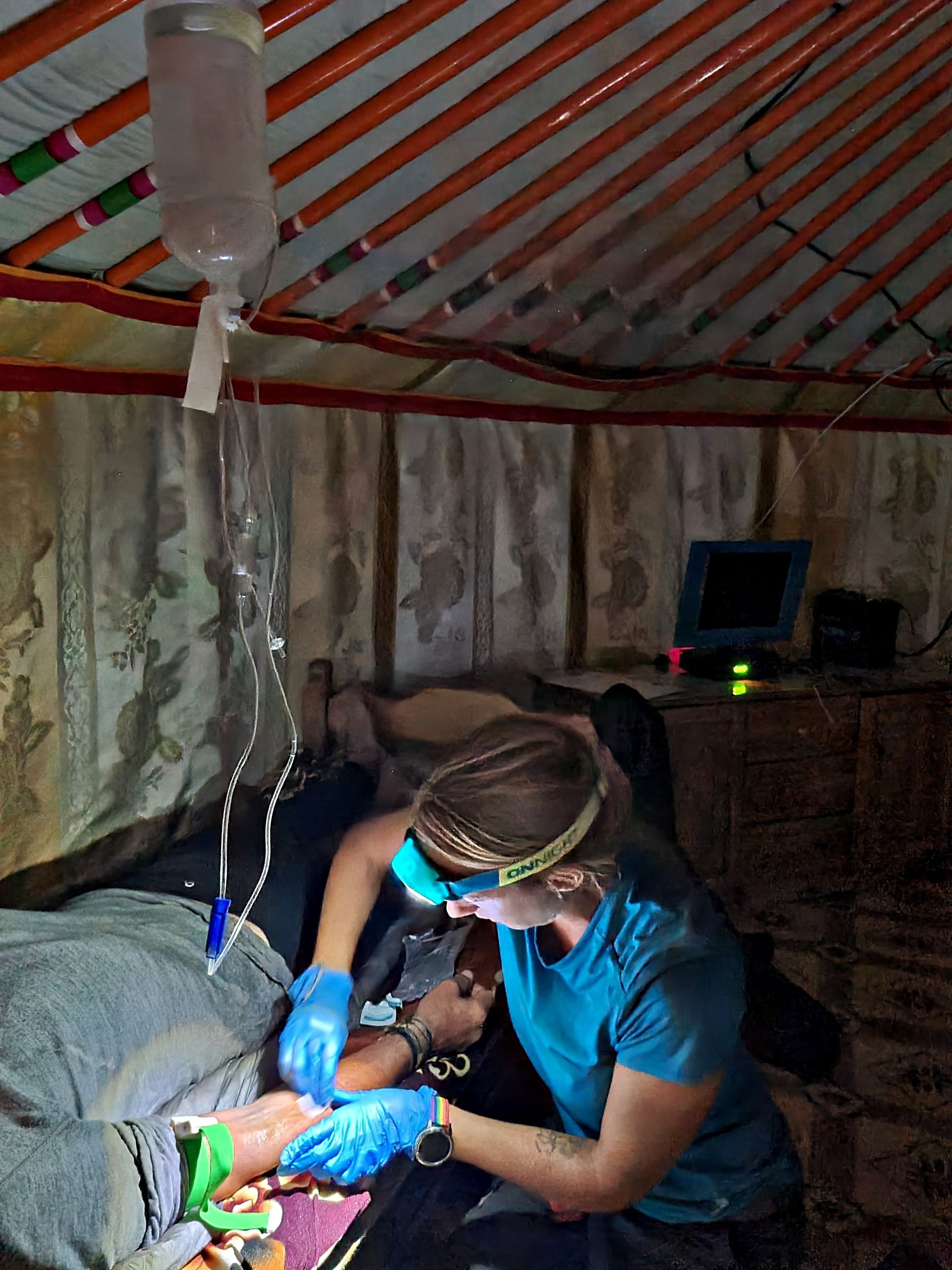 Tamara González atendiendo a un paciente en Mongolia.