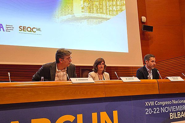 Juan González del Castillo, del Grupo de Infecciones de la Sociedad Española de Medicina de Urgencias y Emergencias y médico del Servicio de Urgencias del Hospital Clínico San Carlos; Mercedes García Gámiz, facultativa del Servicio de Bioquímica en el Laboratorio Core del Hospital Ramón y Cajal y Cristian Morales Indiano, farmacéutico especialista en el Servicio de Análisis Clínicos y Bioquímica del Hospital Universitari Germans Trias i Pujol.