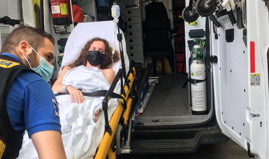Clara Martínez siendo transportada al hospital.