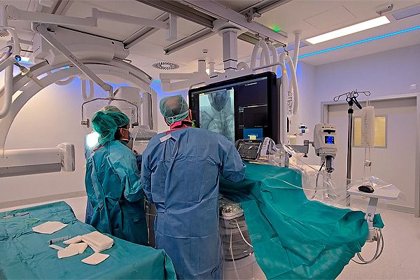 Operación realizada en el Nuevo Hospital tras el traslado desde el 12 de Octubre