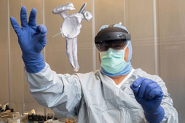  Joaquín Sánchez-Sotelo con una impresión 3D para cirugías complejas.