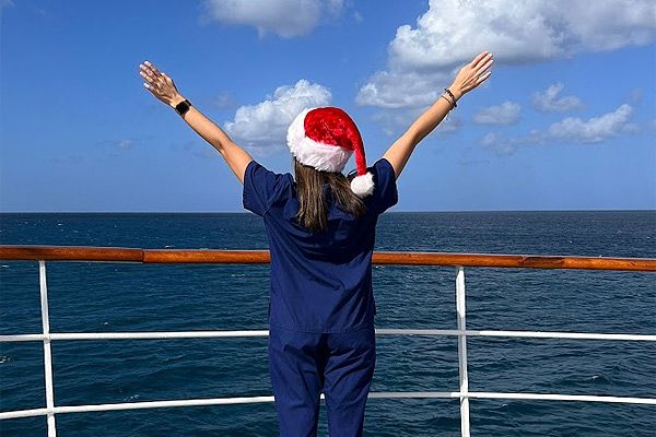 El espíritu navideño de la enfermera sigue presente en alta mar.