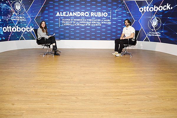 Alejandro Rubio explica los beneficios del traje Exopulse Mollii en pacientes con fibromialgia.