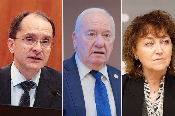 El facultativo de Medicina Preventiva y miembro del Cgcom, Juan Martínez; el presidente del CGE, Florentino Pérez Raya, y la responsable de campañas de vacunación del Cgcof, Raquel Varas. 