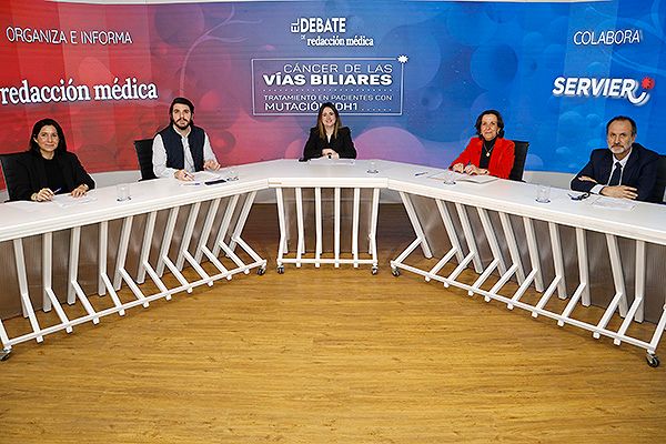 María Espinosa, farmacéutica especialista del Servicio de Farmacia del Hospital Regional de Málaga; Marcos Hernández, subdirector Médico del Hospital General Gregorio Marañón; Julia Roiz, periodista de Redacción Médica; Pilar Rodríguez, directora de Acceso al Mercado y Asuntos Regulatorios de Laboratorios de Servier España; y Fernando Rivera, jefe del Servicio de Oncología Médica del Hospital Universitario Marqués de Valdecilla y presidente del grupo de Tratamiento de los Tumores Digestivos (TTD).