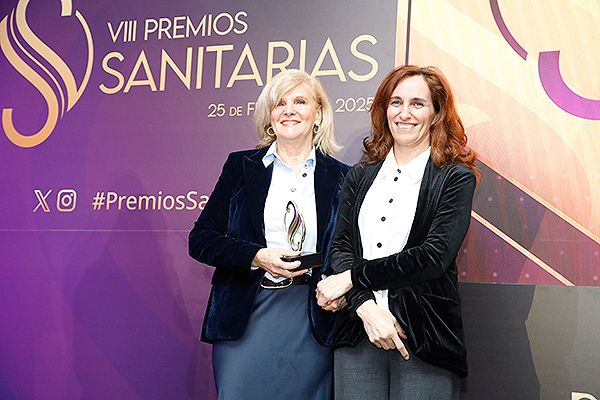 La directora del Departamento de Salud Pública y Medio Ambiente de la Organización Mundial de la Salud (OMS), María Neira, junto a la ministra de Sanidad, Mónica García.
