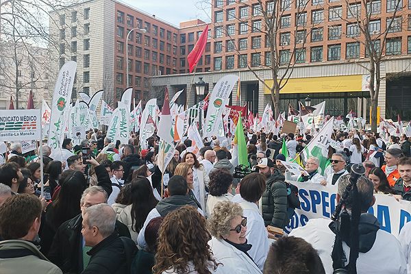 Facultativos de todos los puntos de la geografía española se concentraron a las puertas del Ministerio de Sanidad contra el Estatuto Marco.
