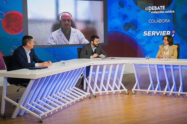 Adolfo de la Fuente, jefe del Servicio de Hematología y Hematoterapia del MD Anderson Cancer Center; Manuel Ibañez, periodista de Redacción Médica; Pilar Rodríguez, directora de Acceso al Mercado y Asuntos Regulatorios de Laboratorios de Servier; y José Manuel Martínez Sesmero, subdirector médico del Hospital Lozano Blesa.