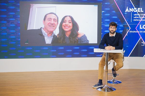 Ángel López Hernanz, médico especialista en Medicina Familiar y Comunitaria y médico rural en Cañada Rosal, tutor de residentes de la especialidad de MFyC y de Medicina rural. Y su hija, Lola López, graduada en Medicina en 2024 y MIR 2025; junto a Guillermo Belinchón, periodista de Redacción Médica.