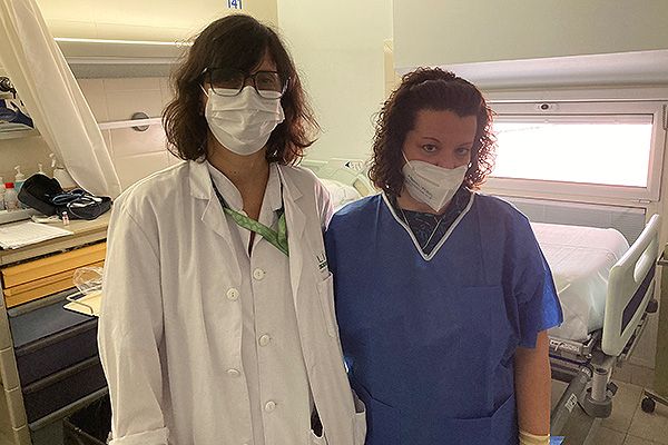 Cristina Gallego, integrante del programa ambulatorio de CAR-T del Clínic; y María Sánchez, especialista del Servicio de Inmunología.
