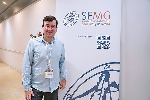 Daniel Martín, R3 de Medicina Familiar y Comunitaria del centro de salud Arturo Eyries (Valladolid), a la entrada de la jornada organizada por SEMG.