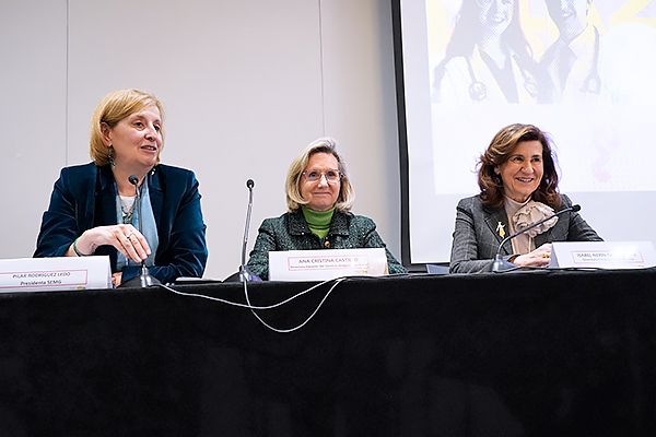 La presidenta de la Sociedad Española de Médicos Generales y de Familia (SEMG), Pilar Rodríguez Ledo; la directora gerente del Servicio Aragonés de Salud, Ana Castillo, y la directora de la Cátedra de Estilos de Vida y Promoción de la Salud de SEMG, Isabel Nerín.