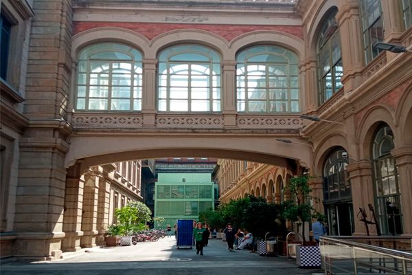 El Hospital Clínic por la tarde, respirando normalidad gracias a los generadores del centro.